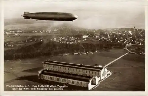 Ak Friedrichshafen am Bodensee, Luftschiff Graf Zeppelin über der Werft, Fliegeraufnahme, LZ 127