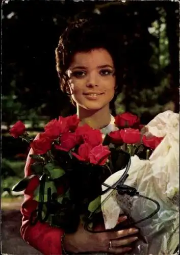 Ak Schauspielerin Uschi Glas, Portrait, Film Hurra, unsere Eltern sind nicht da, Rosen, Autogramm