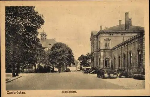 Ak Zweibrücken in Rheinland Pfalz, Bahnhofplatz, Straßenseite