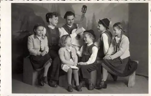 Foto Ak Reutte in Tirol, Engelkinder mit Vater, Gitarre