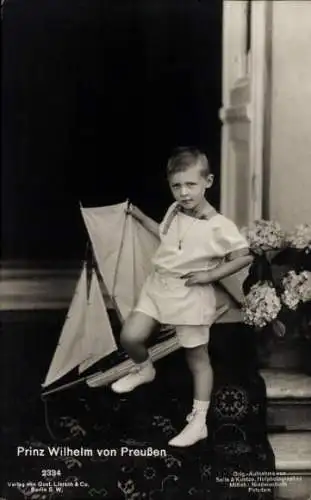 Ak Prinz Wilhelm von Preußen, Portrait mit Modellboot