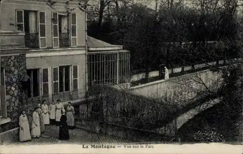 Ak Courbevoie Hauts de Seine, La Montagne, Parc, Frauengruppe