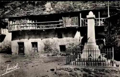 Ak Bonneval Savoie, Haute Maurienne, Monument aux Morts, Place du Village