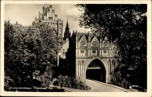 Ak Neubrandenburg in Mecklenburg, Treptower Tor