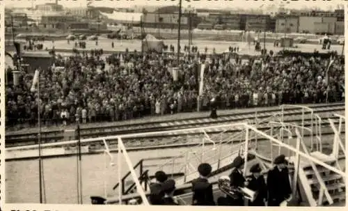 Foto Ak Hansestadt Wismar ?, Menschenmenge, Hafen, Bahngleise