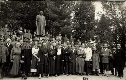 Foto Ak Bad Wörishofen im Unterallgäu, Kneippdenkmal, Gruppenfoto