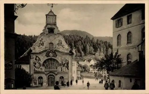 Ak Füssen, Blick auf die Spitalkirche, Straßenansicht