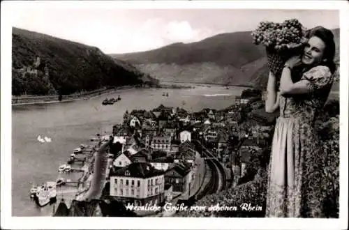 Ak Assmannshausen Rüdesheim am Rhein, mit Rheinstein, Frau mit Weintrauben