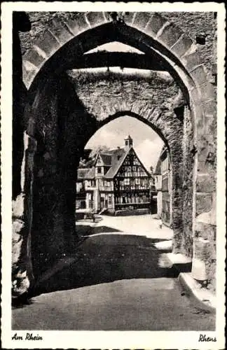 Ak Rhens am Rhein, Teilansicht, Fachwerkhaus, Torbogen