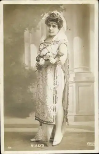 Ak Porträt einer jungen Frau, Krone, Schleier, Blumen, Vialys