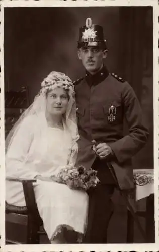 Foto Ak Polizist in Dienstuniform, Portrait mit seiner Braut, Hochzeit