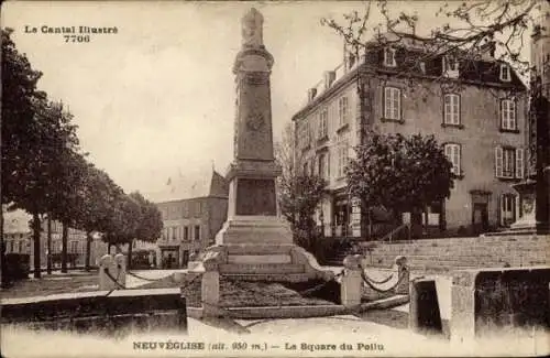 Ak Neuvéglise Cantal, Square du Poilu