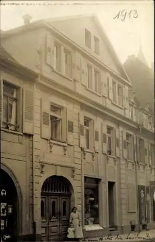 Foto Ak Karlsruhe in Baden, Straßenpartie, Wohn- und Geschäftshaus