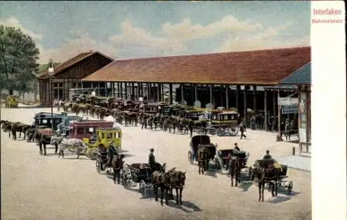 Ak Interlaken Kanton Bern Schweiz, Bahnhofplatz, Kutschen