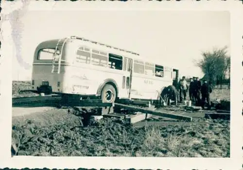 Foto Autobus AFAG, Reparatur, Spaten, Männer, Holzbalken