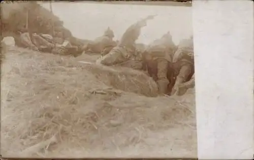 Foto Ak Deutsche Soldaten im Schützengraben, I. WK