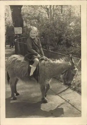 Foto Mädchen reitet auf Pony, Porträt