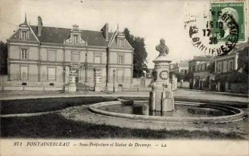 Ak Fontainebleau Seine et Marne, Unterpräfektur und Statue de Decamps