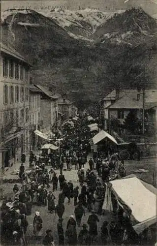 Ak Saint Jean de Maurienne Savoie, Gesamtansicht, Berge, Passanten