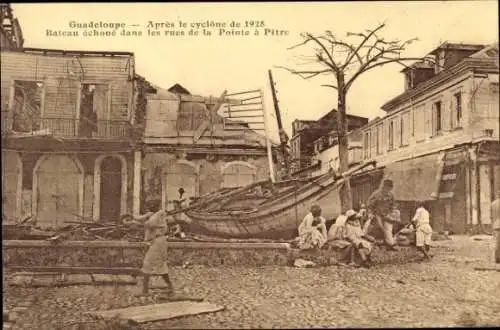 Ak Pointe à Pitre Guadeloupe, Nach dem Zyklon von 1925 läuft das Boot in den Straßen auf Grund