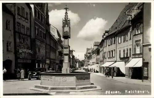 Ak Füssen, Partie an der Reichenstraße mit Stadtbrunnen