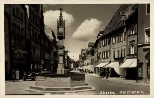 Ak Füssen, Partie an der Reichenstraße mit Stadtbrunnen