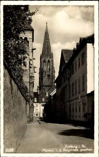 Ak Freiburg im Breisgau, Münster, Blick von der Burgstraße