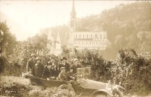 Foto Ak Lourdes Hautes Pyrénées, Personen im Automobil