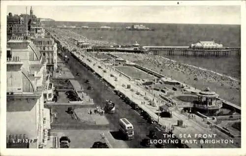 Ak Brighton East Sussex England, der Strand in Richtung Osten, Pier, Promenade