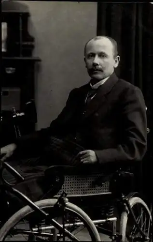 Foto Ak Mann in Rollstuhl, Portrait