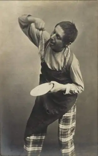 Foto Ak Mann mit einem Teller, Komiker