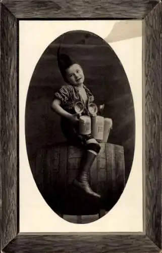 Präge Passepartout Ak Junge-Porträt, Biergläser