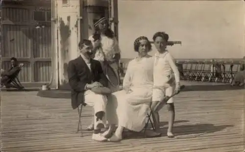 Foto Ak Familienbild, Kinder, Eltern, Tennisschläger