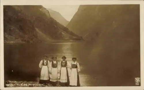 Ak Norwegen, Nordfjord, Frauen in Tracht