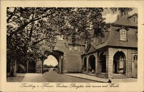 Ak Friedberg in Hessen, vorderes Burgtor von innen, Wache