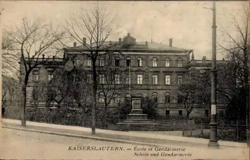 Ak Kaiserslautern, École et Gendarmerie, Schule und Gendarmerie, Denkmal