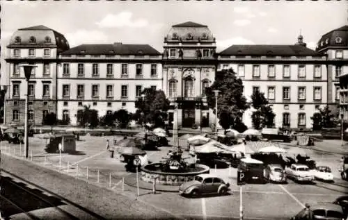 Ak Darmstadt in Hessen, Schloss, Brunnen, Sonnenschirme, Autos