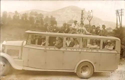 Foto Ak Lourdes Hautes Pyrénées, Autobus mit offenem Verdeck, Rundfahrt