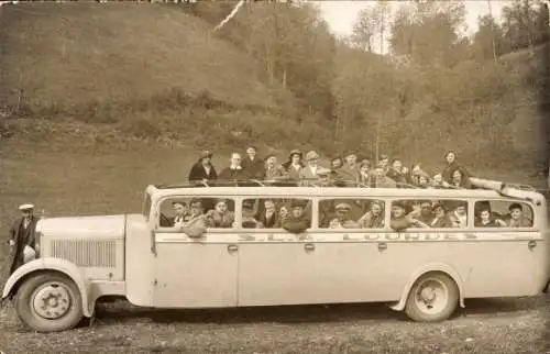 Foto Ak Lourdes Hautes Pyrénées, Autobus mit offenem Verdeck, Rundfahrt