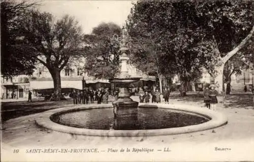 Ak Saint Rémy en Provence Bouches du Rhône, Place de la République