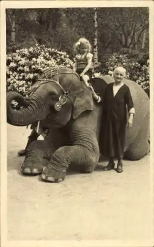 Foto Ak Großmutter mit Enkelin Sigrid Griebel im Zoo, Elefant, Portrait 1941