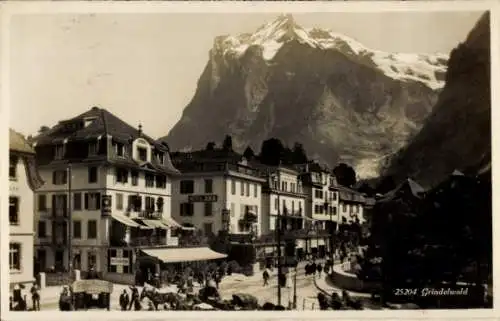 Ak Grindelwald Kt. Bern, Teilansicht der Ortschaft, Hotel Jura, Anwohner, Bergmassiv