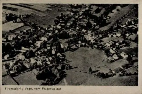 Ak Tirpersdorf im Vogtland, Fliegeraufnahme, Stadtpanorama