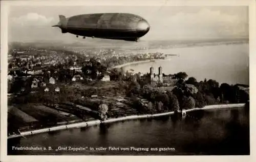 Ak Friedrichshafen am Bodensee, Luftschiff LZ 127 Graf Zeppelin in voller Fahrt, Fliegeraufnahme