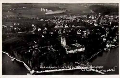 Ak Friedrichshafen am Bodensee, Schloss im Vordergrund, Graf Zeppelin gelandet, Fliegeraufnahme