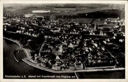 Ak Friedrichshafen am Bodensee, Altstadt und Zeppelinwerft, Zeppelin, Fliegeraufnahme, Panorama