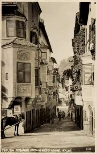 Foto Ak Chiusa d'Isarco Alto Adige Südtirol, Straßenpartie, Erker