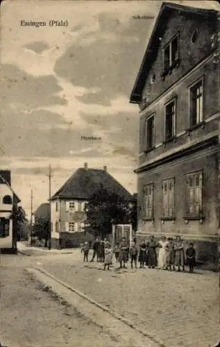 Ak Essingen in der Pfalz, Pfarrhaus, Schulhaus, Anwohner