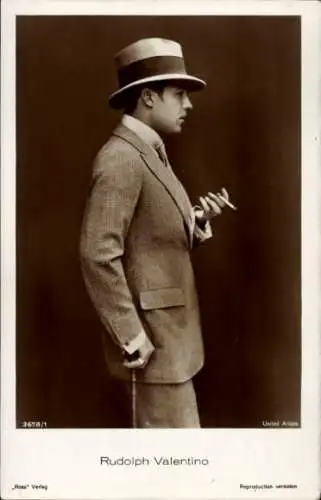 Ak Schauspieler Rudolph Valentino, Profilportrait mit Zigarette und Stock