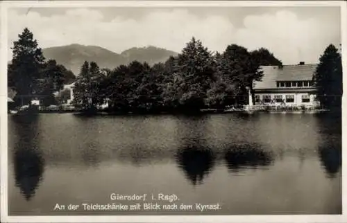 Ak Podgórzyn Giersdorf Riesengebirge Schlesien, An der Teichschänke mit Blick nach dem Kynast